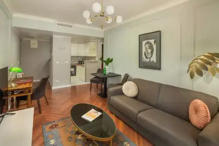 Queen's Court & Residence - 206