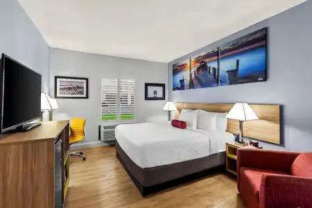 Days Inn & Suites by Wyndham Lakeland - 32
