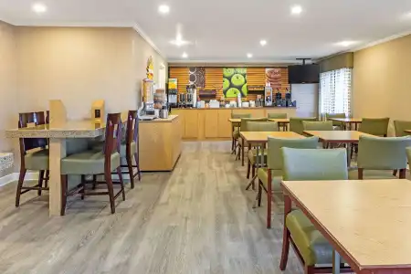 La Quinta Inn & Suites by Wyndham El Paso East - 16
