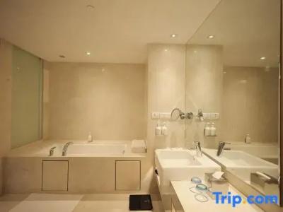 Holiday Inn Mumbai International Airport by IHG - 56