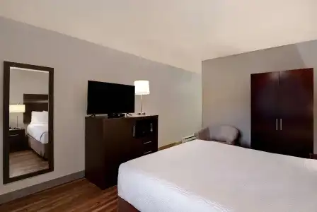 Days Inn by Wyndham Vernon - 3