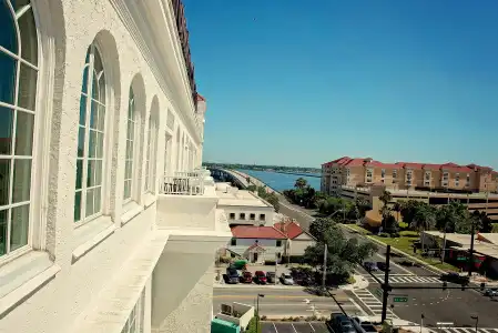 Hampton Inn & Suites Bradenton Downtown Historic District - 12