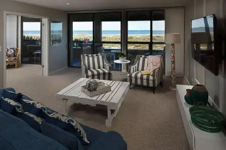 Hibiscus Oceanfront Resort - 43