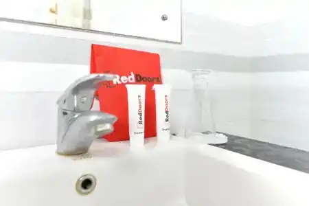 RedDoorz Plus near Mall Bali Galeria 2 (ex. Sylvia Bali Suite Residence) - 23