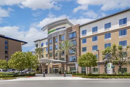 Holiday Inn Express & Suites Anaheim Resort Area by IHG - 14