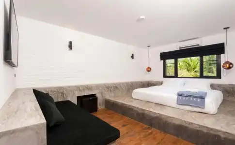 Savage Hostel - 2