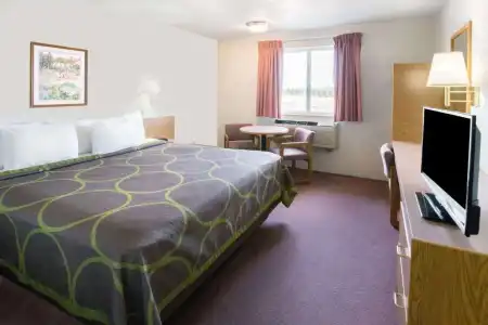 Super 8 Redmond - 17