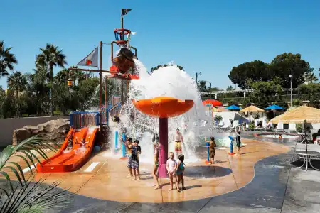 Howard Johnson by Wyndham Anaheim and Water Playground - 12