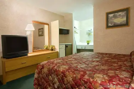 Econo Lodge - 4