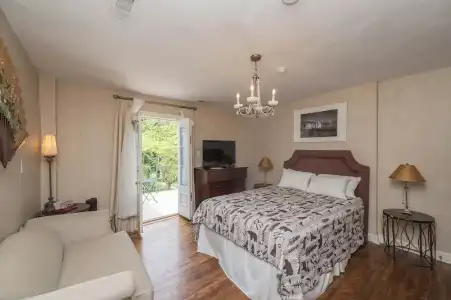 The Old Bank House - 140
