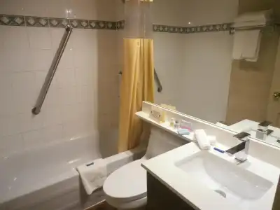 Divya Sutra Suites on Robson Downtown Vancouver - 40