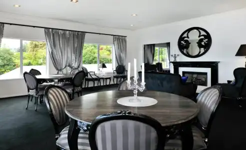 Black Swan Lakeside Boutique - 20