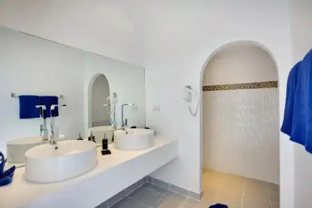 La Perle Luxury Boutique - 44