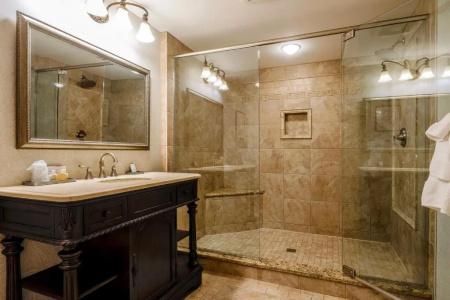 Red Coach Inn - 104