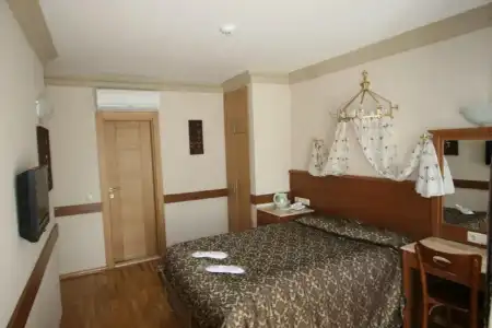 Peninsula Grand - 6
