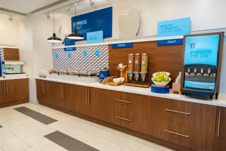 Holiday Inn Express & Suites Las Vegas - E Tropicana by IHG - 12