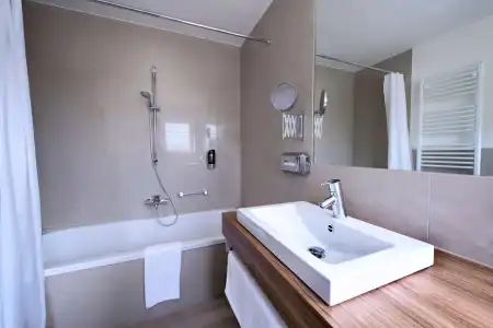 Best Western Plus Midland Suites - 8
