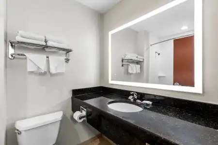 Days Inn & Suites by Wyndham Lakeland - 9