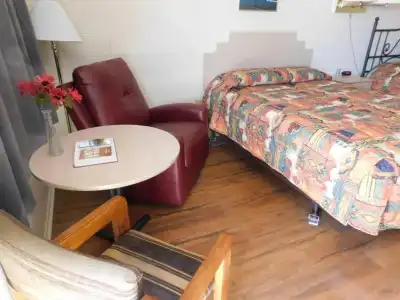 Royal Host Motel - 78