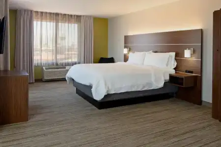 Holiday Inn Express & Suites Fresno South by IHG - 38