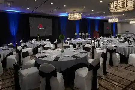 Marriott East Lansing at University Place - 8