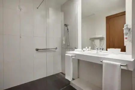 Ramada by Wyndham Lisbon - 34