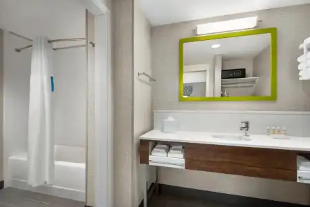 Hampton Inn & Suites Kelowna, British Columbia, Canada - 6
