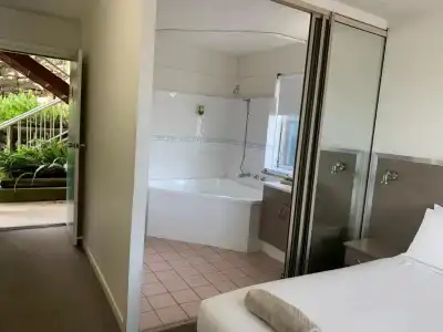 Adina Place Motel Apartments - 11