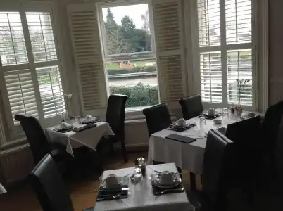 Lakeside Guest House - 17