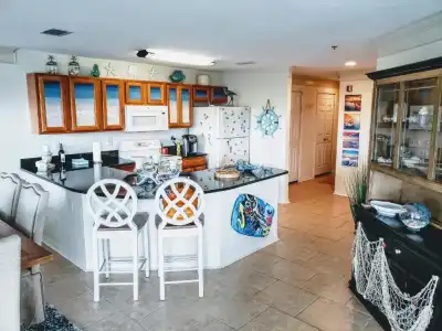 Hibiscus Oceanfront Resort - 15