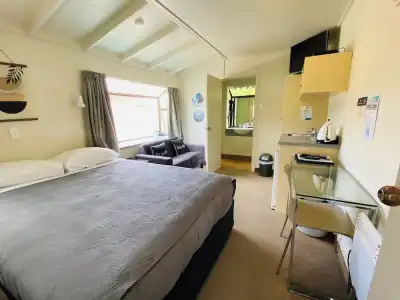 Commodore Motels - 103