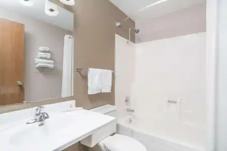 Days Inn by Wyndham Bismarck - 7