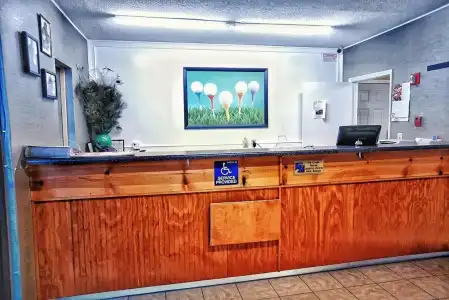 Econo Lodge - 1