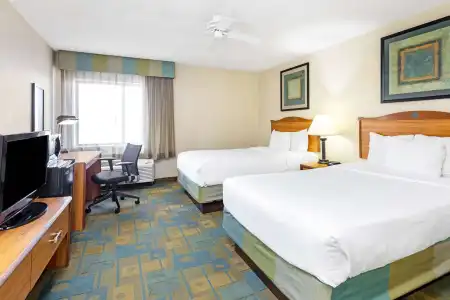 La Quinta Inn & Suites by Wyndham El Paso East - 3