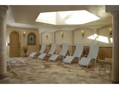 Belvedere & Paradise Club Center - 16