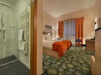 Ramada by Wyndham Airport - 28