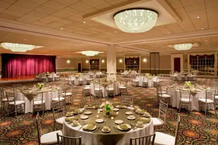 Sheraton Greensboro at Four Seasons - 10