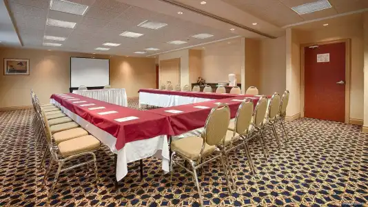 Best Western Plus Burlington Inn & Suites - 17