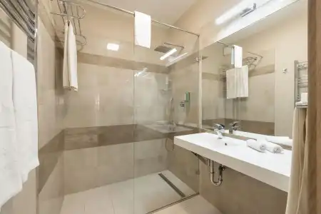 Silver Crown & Residence - 8