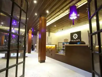 Nakorn de Sukhothai hip - 16