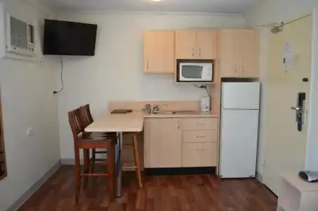 Airport Motel - 76