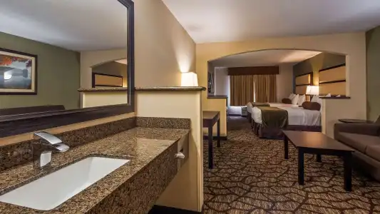 Best Western Plus Vancouver Mall Dr. & Suites - 4