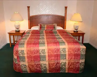 Lake Crest Inn - 1