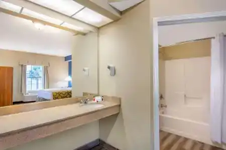 Baymont by Wyndham Jacksonville/Butler Blvd - 21