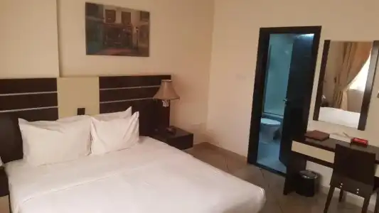 Boulevard City Suites Apartments - 16