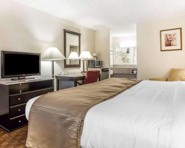 Quality Inn & Suites Coliseum - 13