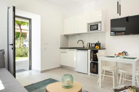 Cozy Corner Luxury Apartments - 42