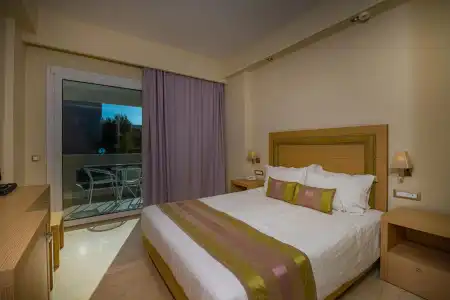 Alexandra Beach Resort & Spa - 4
