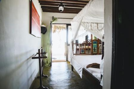 Moonshine Uroa Boutique - 185