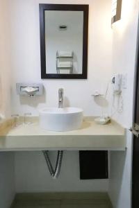 & Suites PF - 94